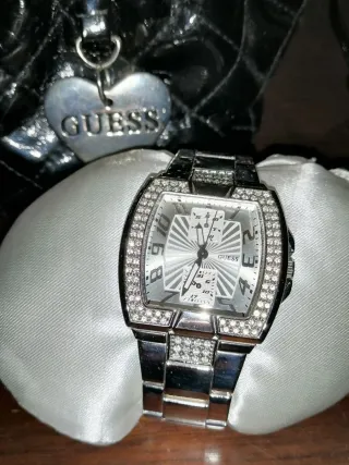 Relógio Guess Feminino Prateado com Cristais