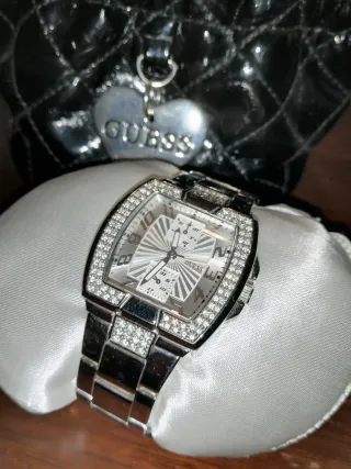 Relógio Guess Feminino Prateado com Cristais