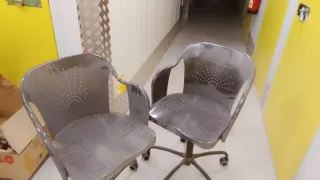 Sillas de escritorio grises de metal