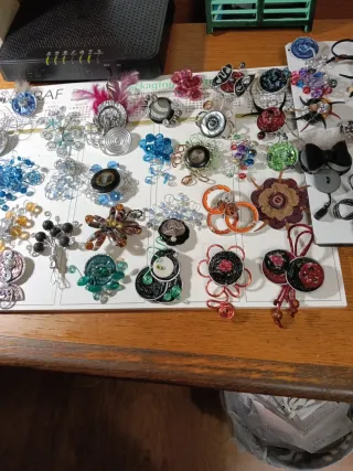 Broches artesanales hechos a mano .
