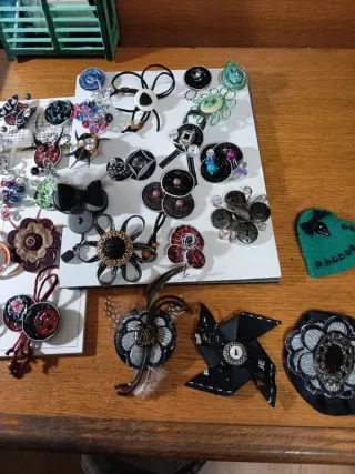Broches artesanales hechos a mano .
