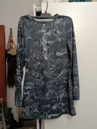 Vestido gris y negro con aberturas por delante