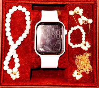 Reloj blanco con pulsera y pendientes