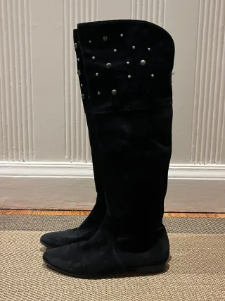 Botas altas de gamuza negras con tachuelas