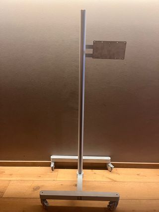 Soporte TV con ruedas Hecho a medida.