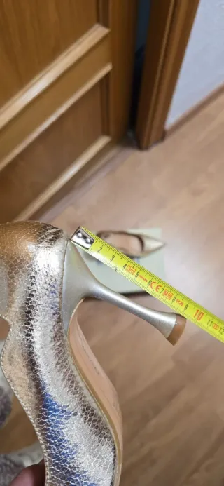 Zapatos dorados tacón Marypaz talla 36