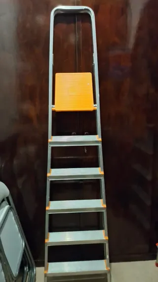 Escalera plegable 6 peldaños naranja