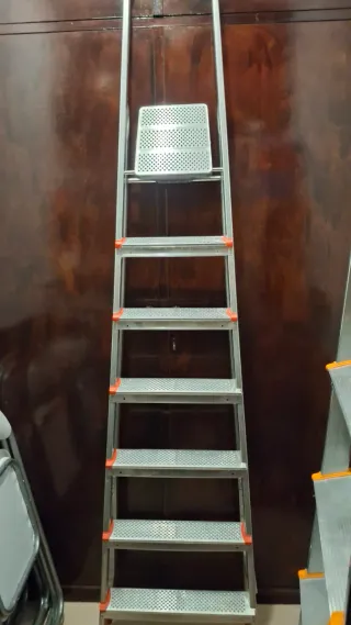 Escalera plegable 6 peldaños naranja