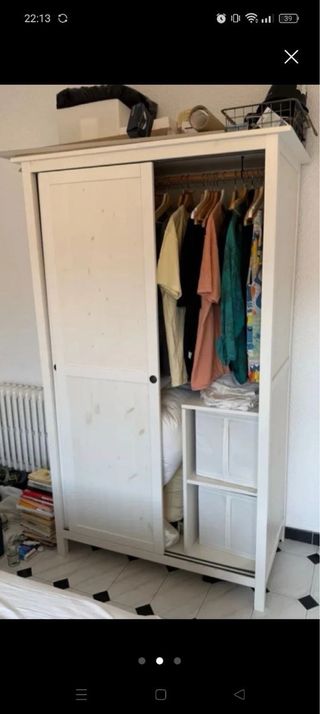 Guardaroba bianco con ante scorrevoli