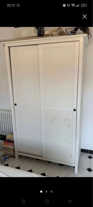 Guardaroba bianco con ante scorrevoli