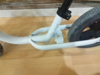 Bicicleta sin pedales blanca