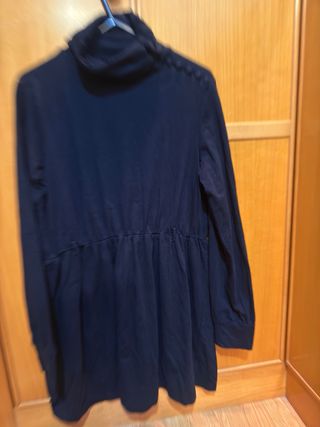 Vestido negro elegante y sencillo