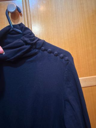 Vestido negro elegante y sencillo