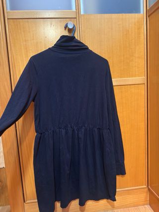 Vestido negro elegante y sencillo