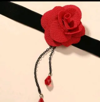 Collar de terciopelo negro con rosa roja
