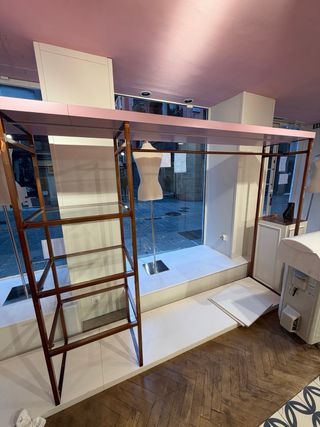 Mobile espositore con appendiabiti e scaffali