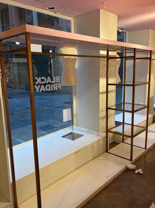 Mobile espositore con appendiabiti e scaffali