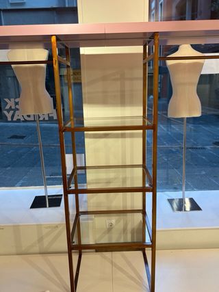 Mobile espositore con appendiabiti e scaffali