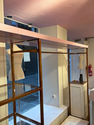 Mobile espositore con appendiabiti e scaffali