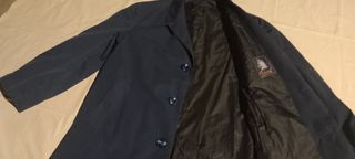 Gabardina azul.
