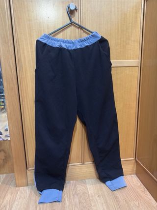 Dos Pantalones deportivos negros y azules