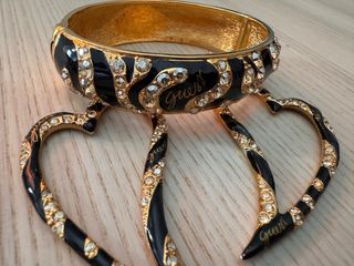 Conjunto Guess Pendientes y Pulsera Corazón