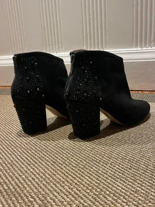 Botines negros con pedrería