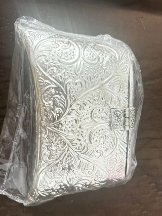 Bolso de mano plateado con cadena