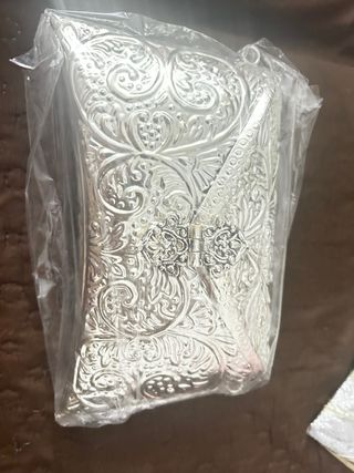 Bolso de mano plateado con cadena