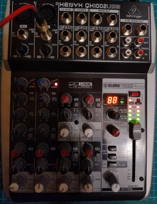 Mesa de Mezclas Behringer QX1002FX