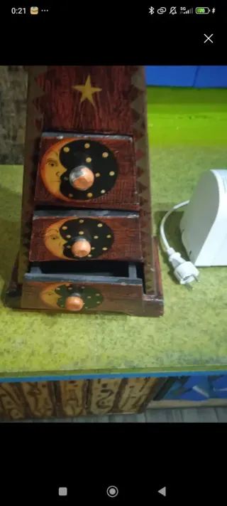 Armario triangular de madera con lunas