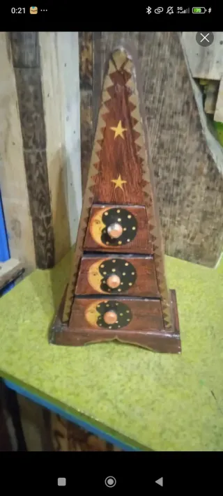 Armario triangular de madera con lunas