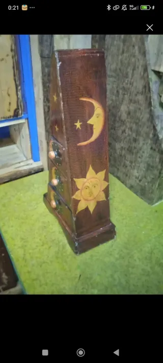 Armario triangular de madera con lunas