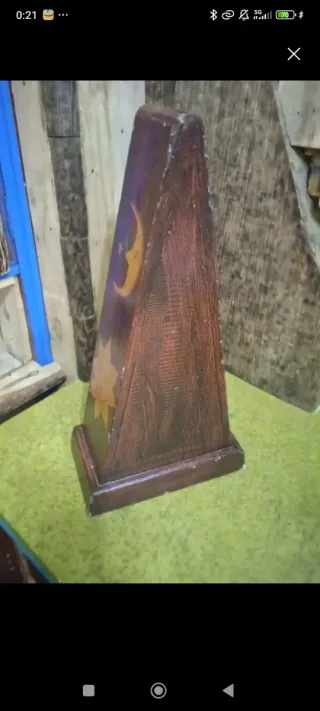 Armario triangular de madera con lunas