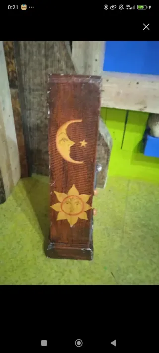 Armario triangular de madera con lunas