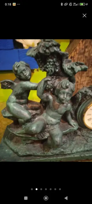 Reloj de sobremesa con figuras de querubines