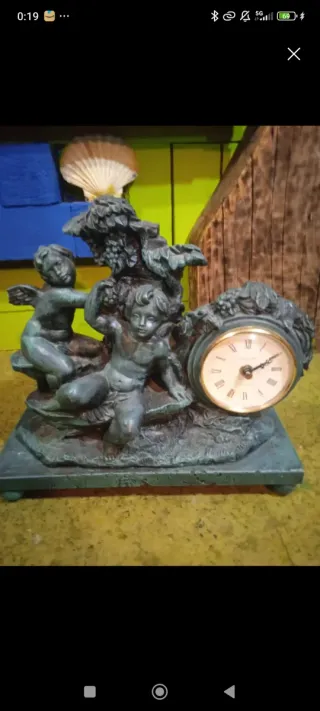 Reloj de sobremesa con figuras de querubines