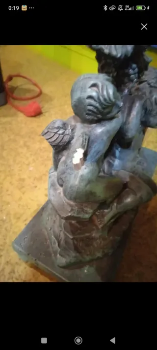 Reloj de sobremesa con figuras de querubines