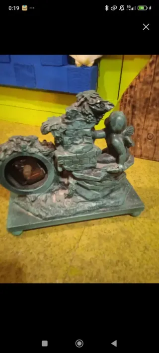 Reloj de sobremesa con figuras de querubines