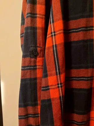 Camisa de cuadros roja y negra.