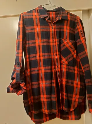 Camisa de cuadros roja y negra.