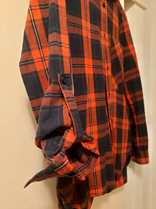 Camisa de cuadros roja y negra.