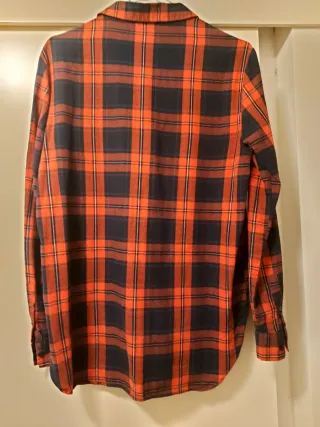 Camisa de cuadros roja y negra.