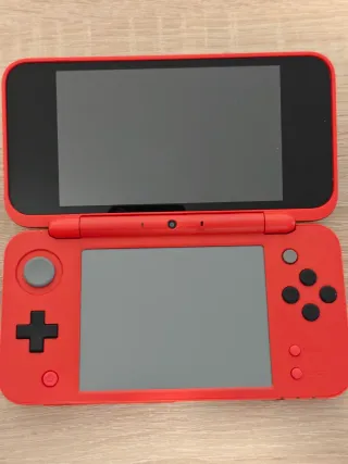 Nintendo 2DS XL Poké Ball Edition
