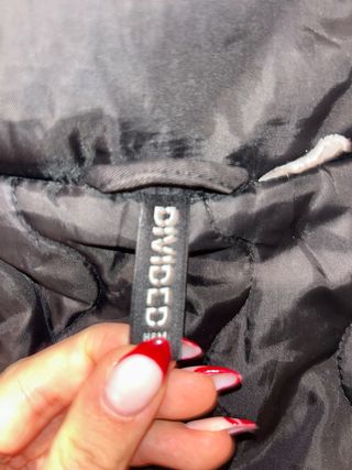 Abrigo negro con capucha y pelo