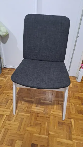 Silla de comedor tapizada gris y blanca