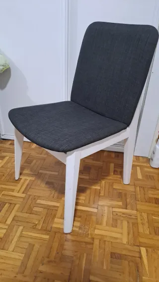 Silla de comedor tapizada gris y blanca