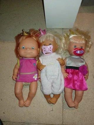 Lote 3 muñecas con coronas y chupetes