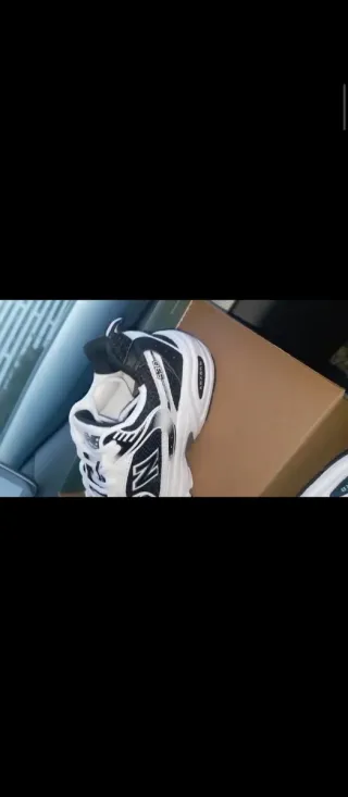 Zapatillas New Balance Negras y Blancas