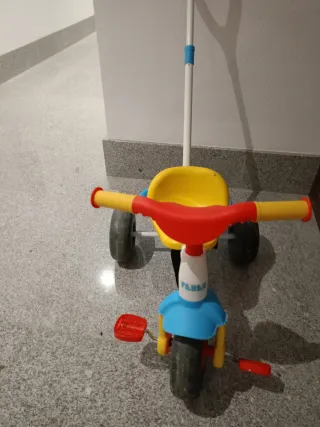 Triciclo infantil con empujador